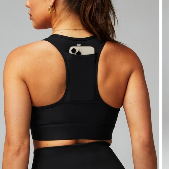 Fabletics On the go sports bra with built-in in pockets. Medium - Picture 2 of 6